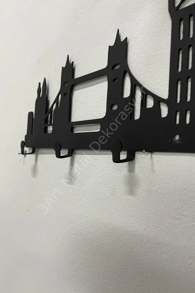 حامل جداري معدني مزخرف بتصميم أفق لندن