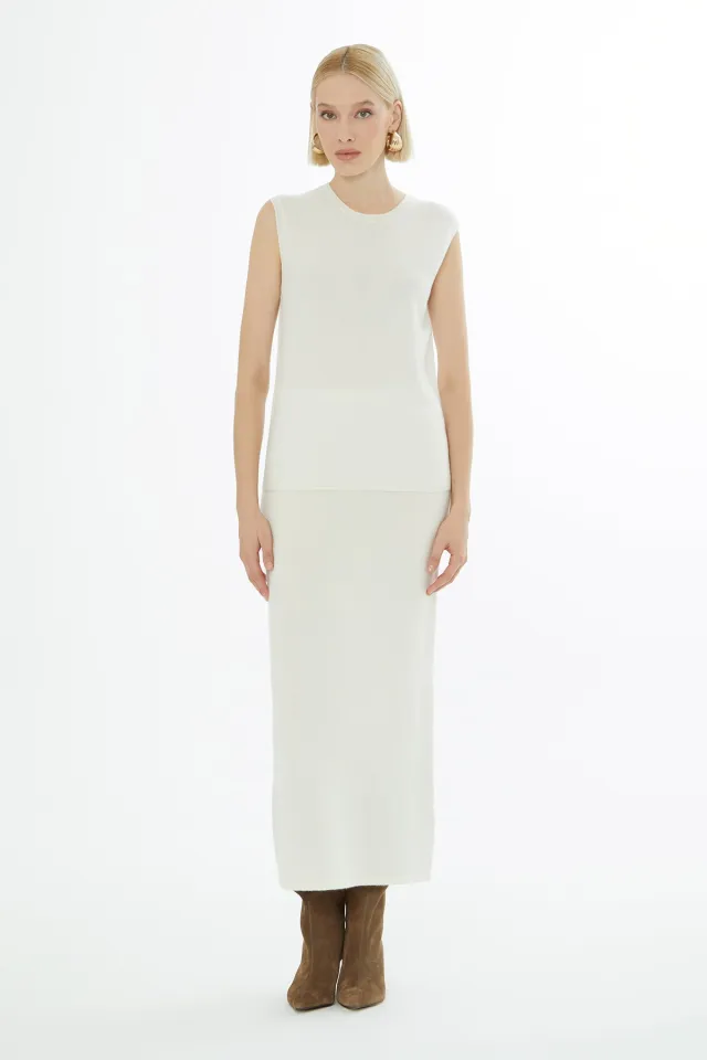 Round-Neck Sleeveless Knit