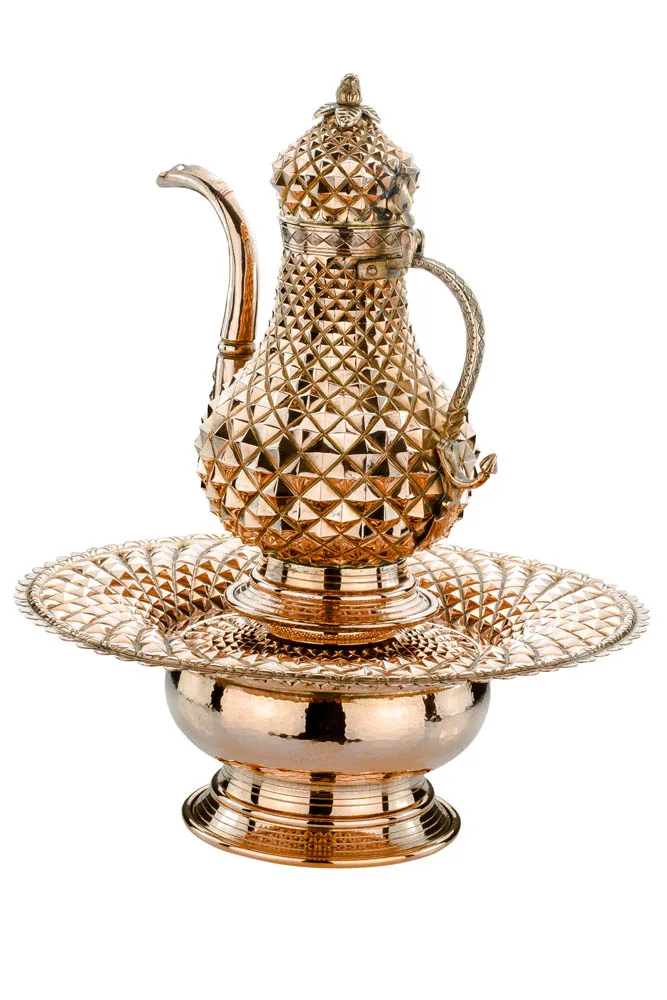 إبريق نحاس منقوش Pyramid-Engraved Copper Ewer