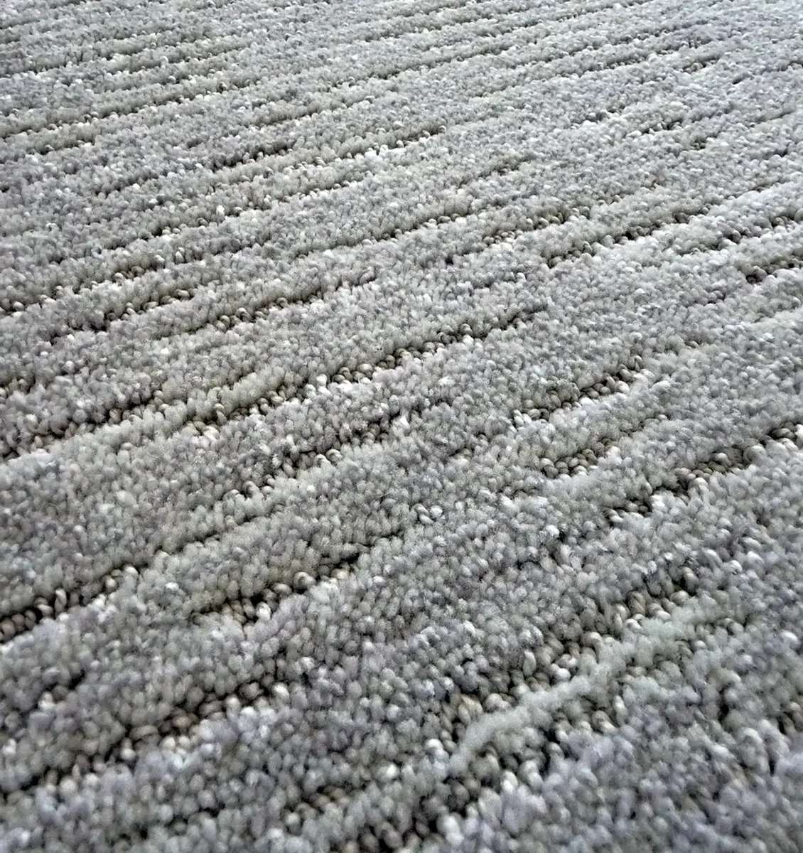 Level cut loop carpet with linear pattern