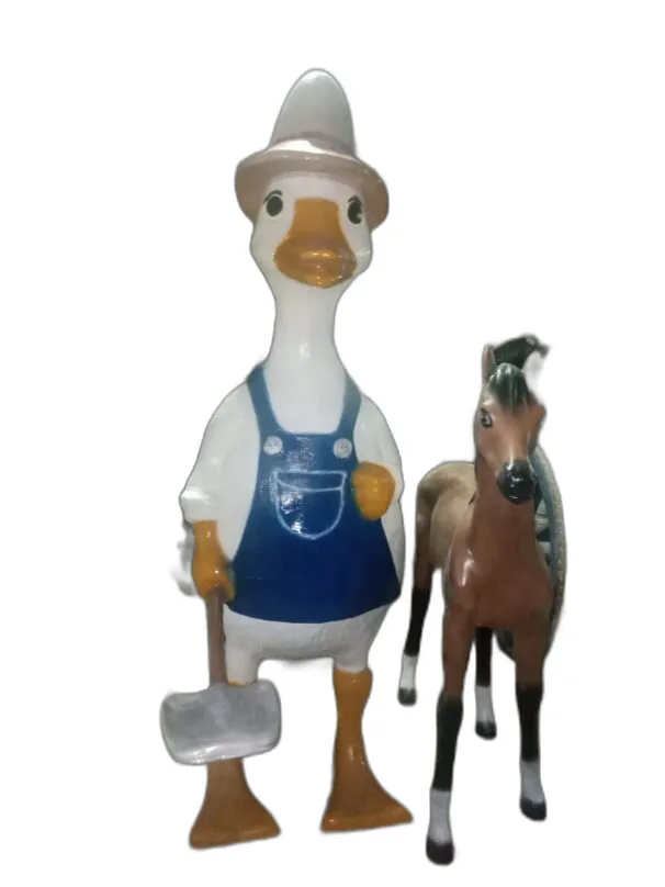 Goose statue with hat (gentleman)