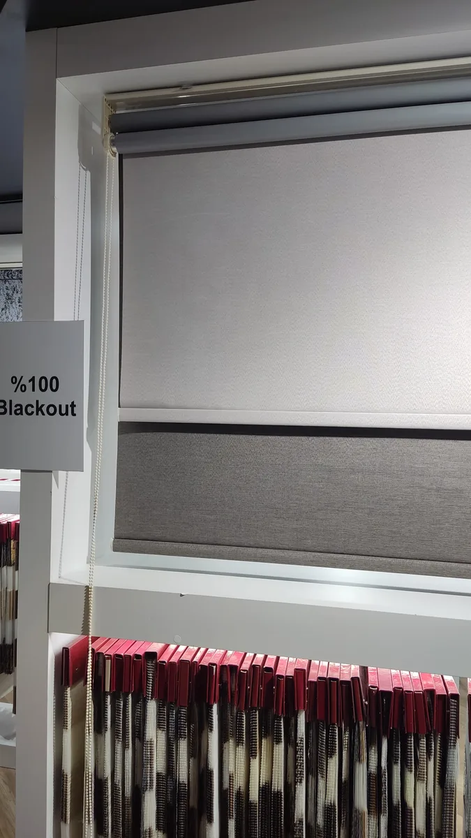 Blackout roller blind