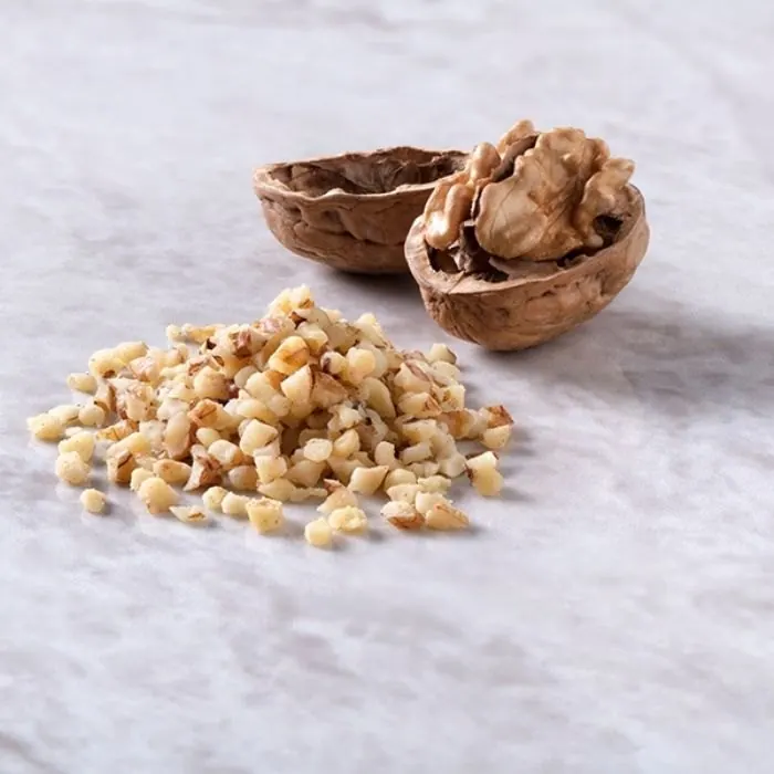 جوز مقطّع مكعبات صغيرة