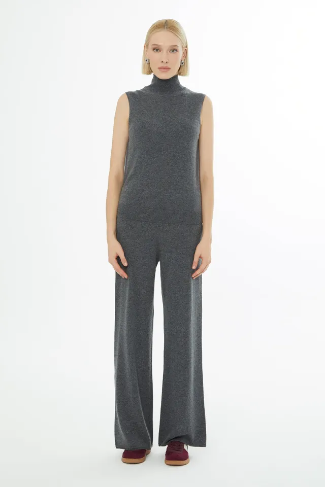 Sleeveless Turtleneck Knit