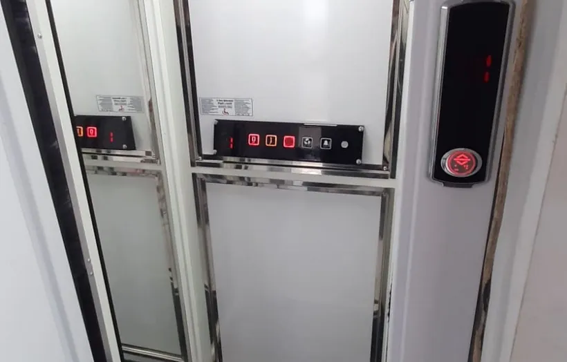 منصة رفع بكابينة داخل البئر
