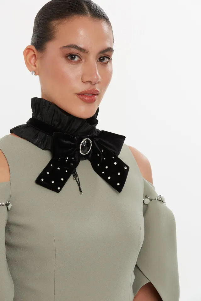 Bow Detail Collar