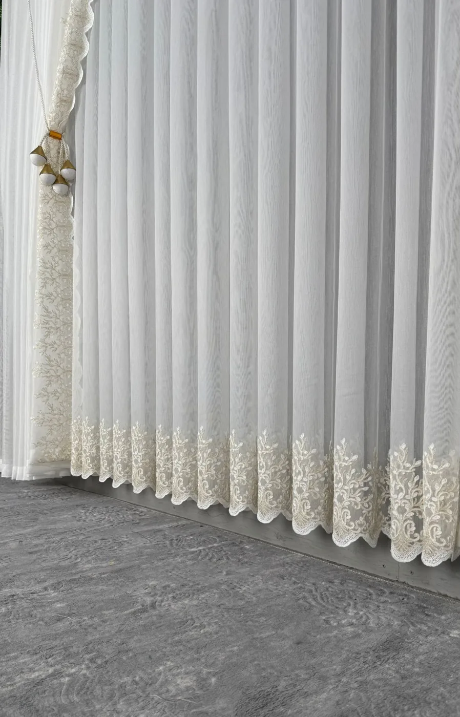 Linen-Base Tulle Curtain With Bottom Border