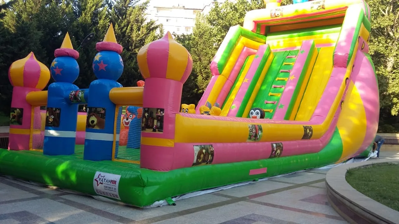 مدينة ألعاب هوائية كبيرة