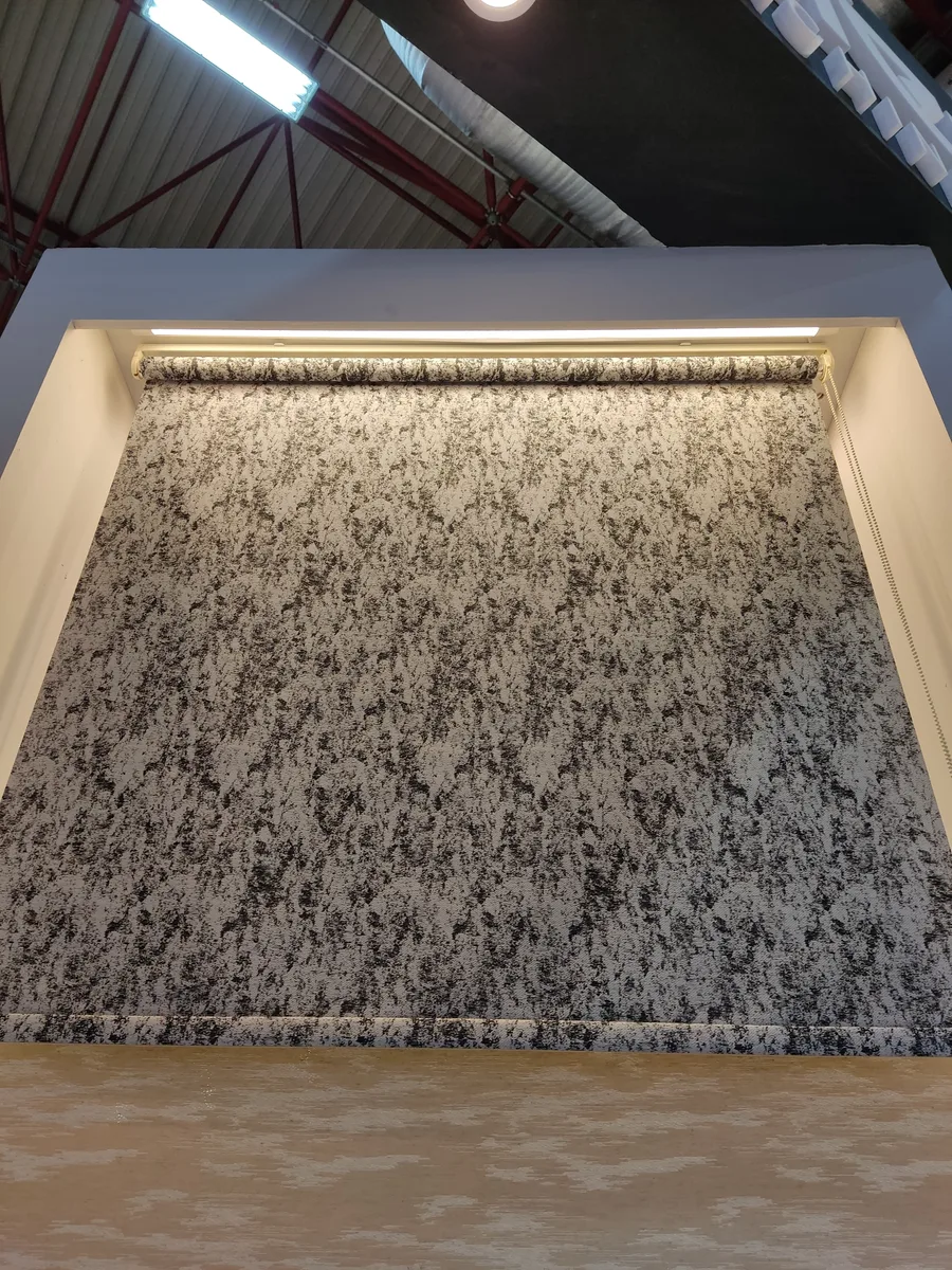 Decorative roller blind