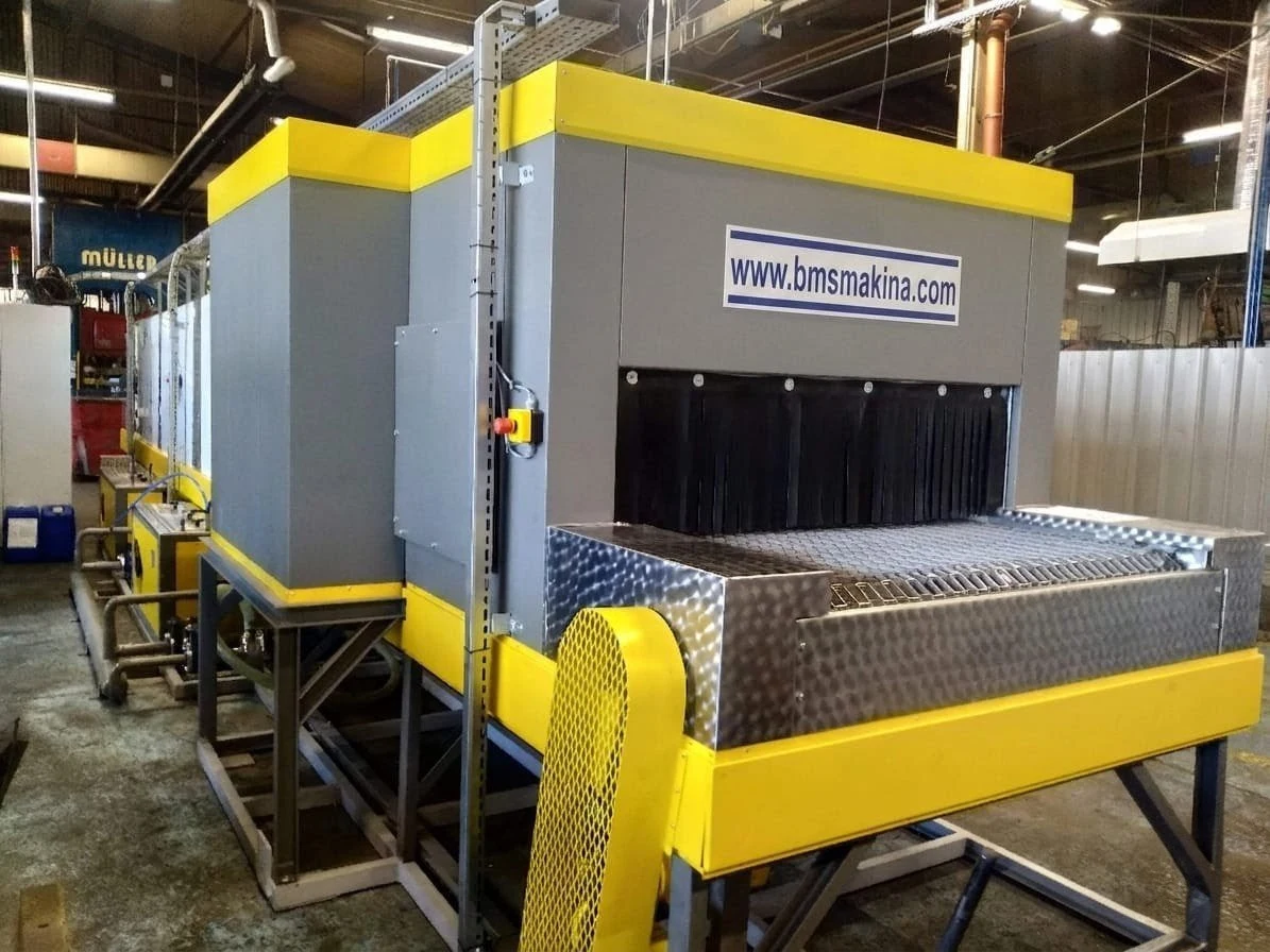 Industrial conveyor belt washing machines